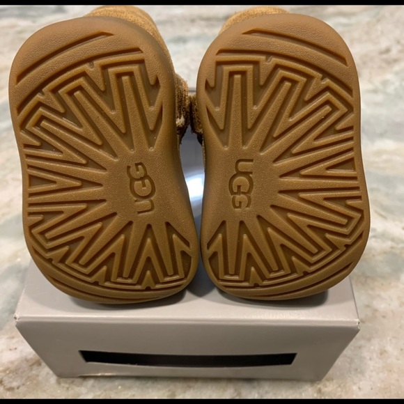 UGGS - Picture 6 of 9